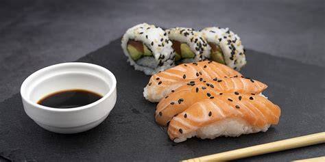 Kuchen-Sushi aus verschiedenen Kuchenstücken