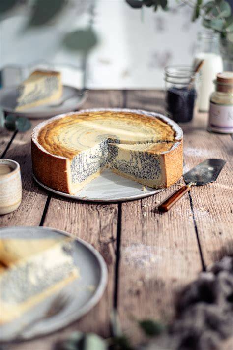 Kuchen-Varianten: klassischer Käsekuchen und Mohnfüllung im Anschnitt