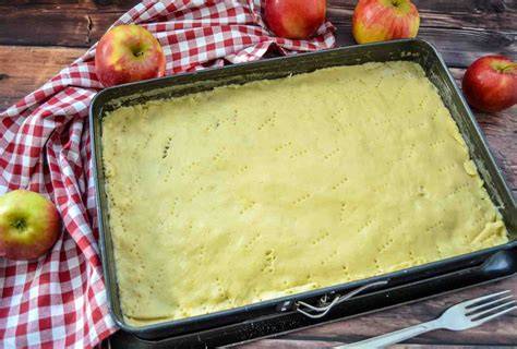 Kuchenaufbau: Boden, Apfelfüllung und Teigdecke