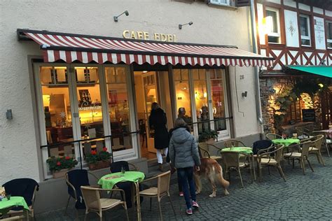 Kuchenauswahl und Innenansicht eines typischen Cafés in Bad Kreuznach