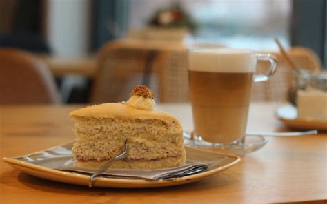 Kuchenauswahl und Torten im Café
