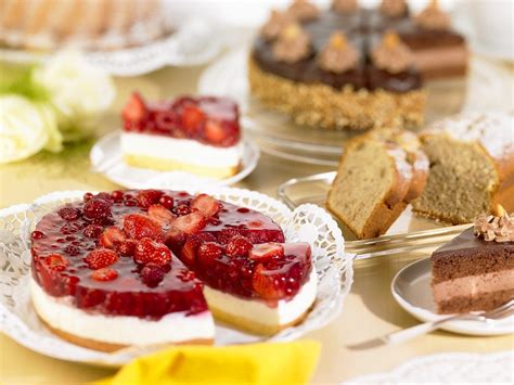 Kuchenbuffet mit klassischer Erdbeer-Sahne-Torte als Highlight