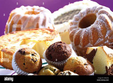Kuchenbuffet mit verschiedenen Kuchen und Muffins