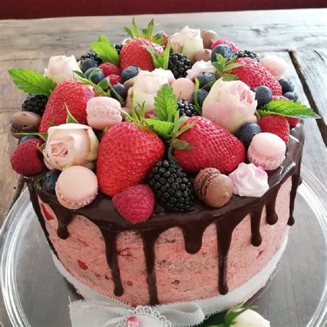 Kuchendekoration mit Früchten und Schokolade