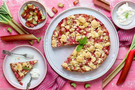 Kuchenformen, Streusel, Baiser und verschiedene Beläge für Rhabarberkuchen