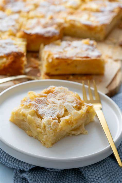 Kuchengabel mit einem Stück Apfel-Nuss-Kuchen und Vanilleeis