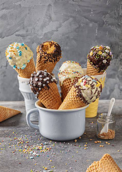 Kuchenkugeln in Eiswaffeln mit weißer Kuvertüre