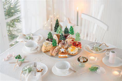 Kuchenplatte mit mehreren Kuchenstücken, Sahnetuffs und Apfelspalten als Deko