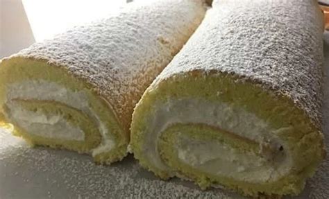 Kuchenplatte und fertig angerichtete Biskuitrolle in stilvoller Präsentation