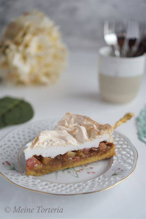 Kuchenquerschnitt mit Mürbteig, Käsefüllung und Baiser