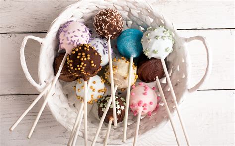 Kuchenreste zu Cake Pops und Schichtdesserts verwerten