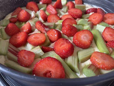 Kuchenrohling mit verteilt Rhabarber und Erdbeeren