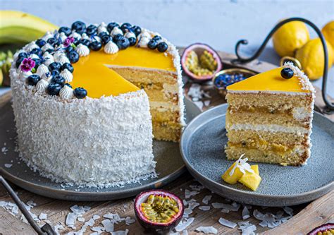 Kuchenscheibe mit Fruchtspiegel und Kokosraspeln dekoriert
