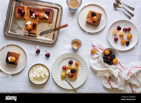 Kuchenscheiben auf Kaffeetafel mit Dekoration