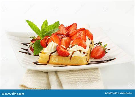 Kuchenschichten: Waffel, Creme, Erdbeeren, Schokoladeraspel, Querschnitt