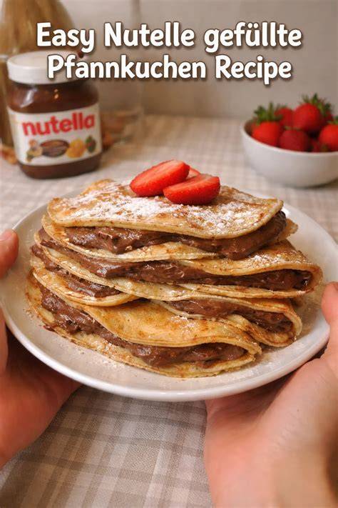 Kuchenschnitt, verschiedene Nutella Pfannkuchen Torten-Varianten nebeneinander serviert