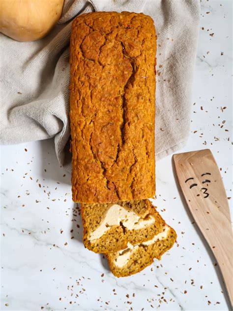 Kuchenschnitt: saftiger Karottenboden, Cheesecake-Füllung, Zimtstreusel