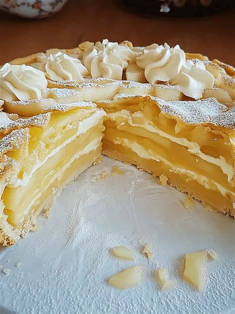 Kuchenschnitt und Querschnitt des beschwipsten Apfelkuchens mit Eierlikör und Sahnetopping