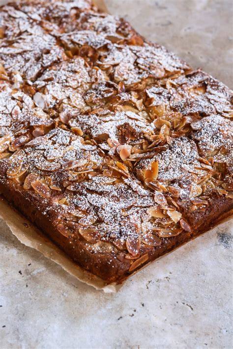Kuchenschnitten Apfel-Schmand mit Rührteig, bestreut mit Zimt und Zucker
