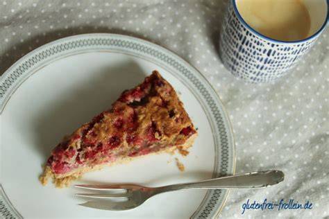 Kuchenstück auf Teller - servierfertiger Apfel-Kokos-Kuchen