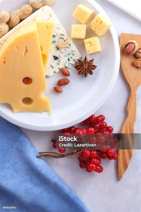 Kuchenstück auf einem Teller mit Nüssen und Beeren