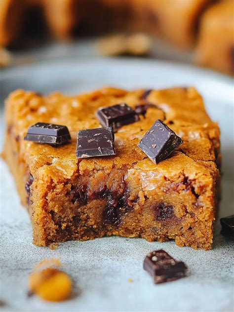 Kuchenstück aufgeschnitten: Saftige Konsistenz und Schokoladenstückchen sichtbar