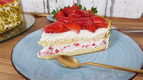 Kuchenstück mit Himbeersoße auf Teller