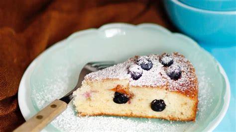 Kuchenstück mit Puderzucker und Kirschsoße