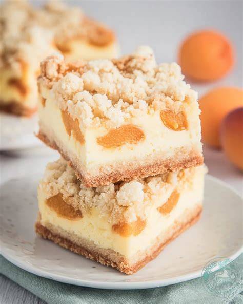 Kuchenstück mit Quark und Streuseln