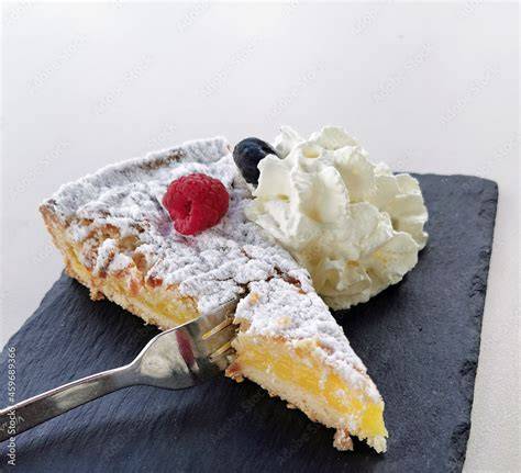 Kuchenstück mit Quark-Joghurt-Sauce