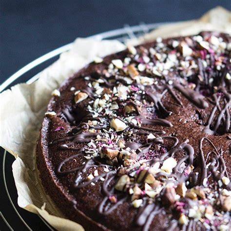 Kuchenstück mit noch glänzendem weißen Schokofrosting und knackigen Nüssen obendrauf