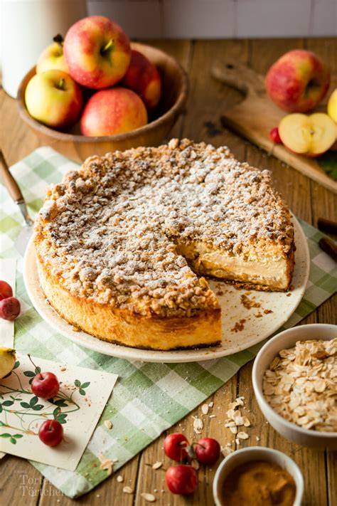 Kuchenstück mit sichtbar cremiger, karamellisierter Apfelfüllung und dicken Streuseln