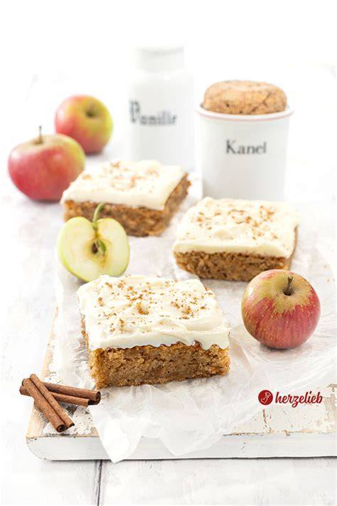Kuchenstücke aus Apfel-Möhren-Kuchen und Zutaten im Hintergrund