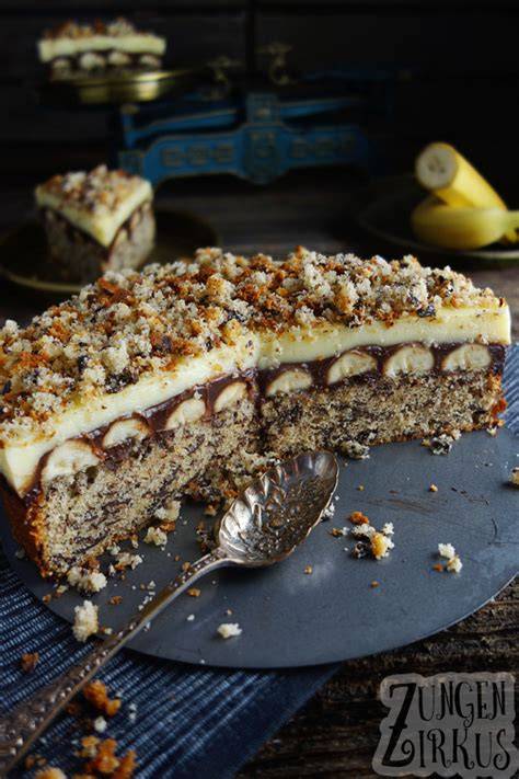 Kuchenstücke aus Bananenkuchen mit Pudding auf einer Kaffeetafel angerichtet