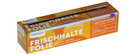 Kuchenstücke einzeln verpackt in Frischhaltefolie und beschriftet