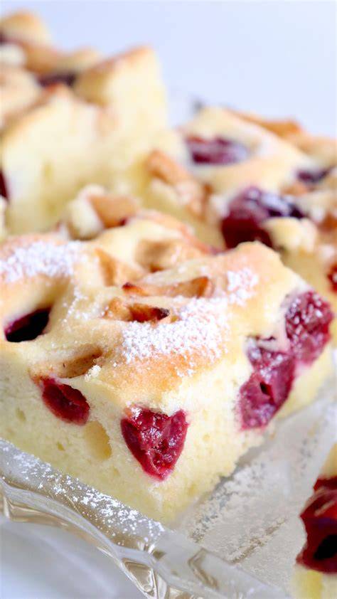 Kuchenstücke zum Einfrieren vorbereitet (auf Backpapier, portionsweise)
