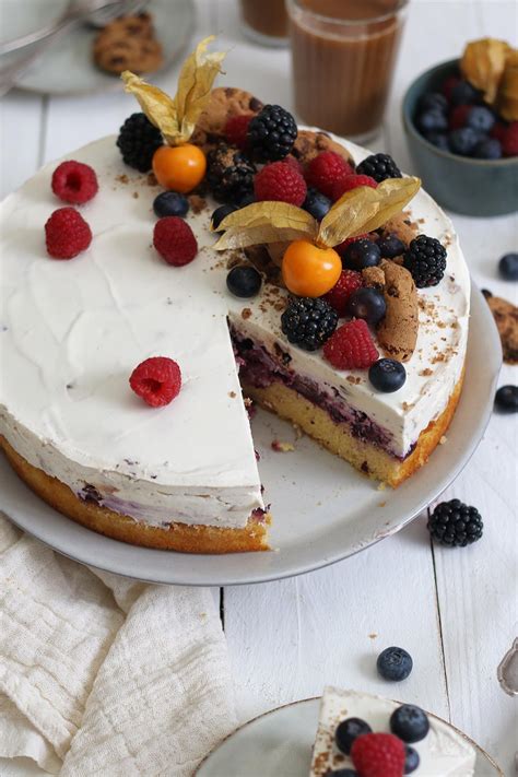 Kuchentafel mit Tränenkuchen, Kaffeeservice und frischen Früchten