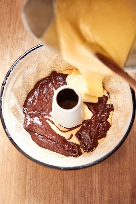 Kuchenteig in Gugelhupfform gefüllt