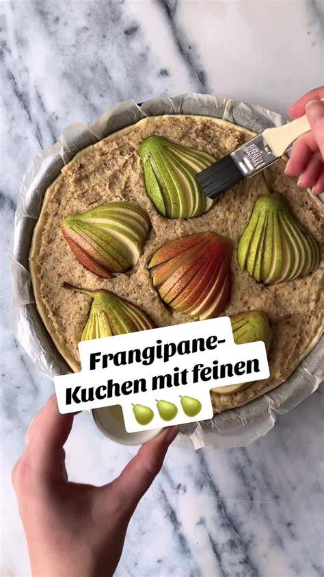 Kuchenteig mit Apfelscheiben belegt und Mandeln als Topping