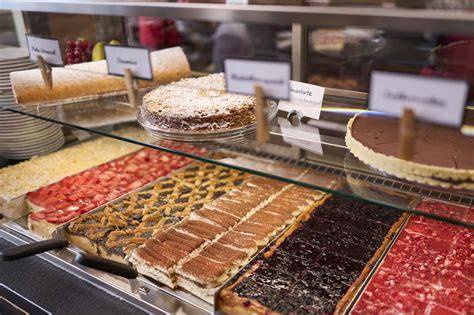 Kuchentheke mit Esterházy Torten in Wiener Konditorei