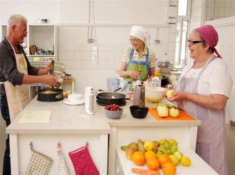 Kuchentratsch: Senioren beim Backen