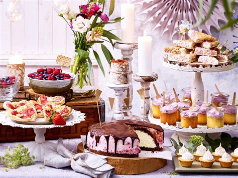 Kuchenvielfalt: Macarons, Cupcakes und festliche Torten auf einem Tisch