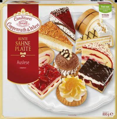 Kuchenvielfalt auf dem gedeckten Tisch - verschiedene gebackene und ungebackene Torten