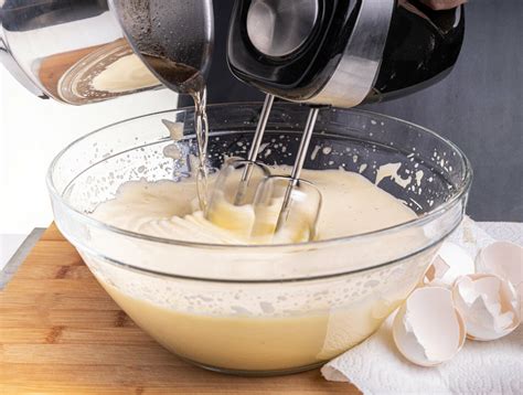 Kuechenutensilien: Schuessel, Handrührgerät, Backblech