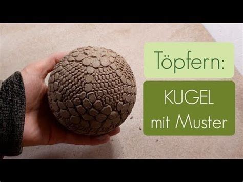 Kugel aus Kuchenbröseln formen