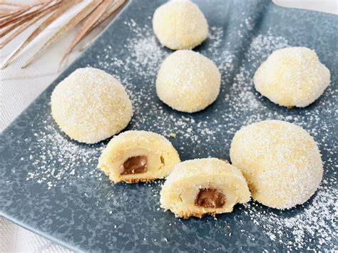 Kugel formen: Teigstück mit Nougat in der Mitte