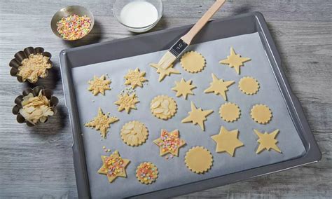 Kugelförmige Kekse vor dem Backen, eine Seite in Zucker gedrückt