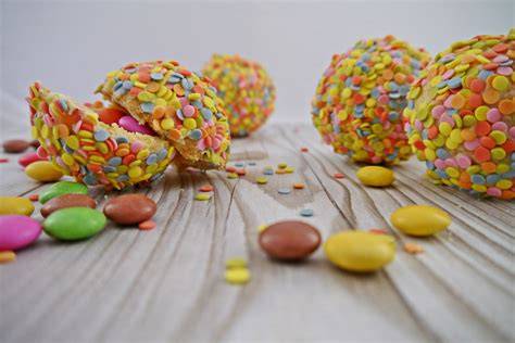 Kugeln aus Mürbeteig und Zuckerguss-Dekor