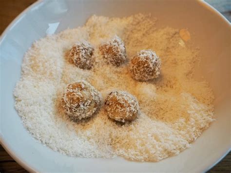 Kugeln in Kokos-Haselnuss-Mix wälzen