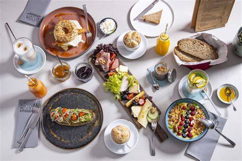 Kulinarik: Käseplatte, Joghurt und Tee mit verschiedenen Honigsorten